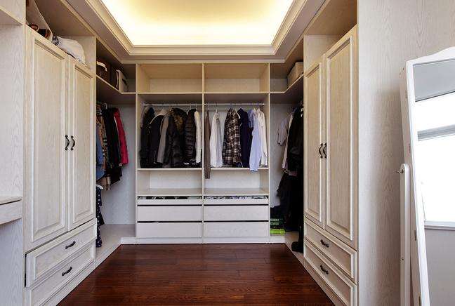 衣柜板材選擇實(shí)木多層板還是生態(tài)板好